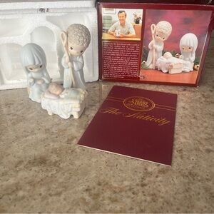 Precious Moments  Nativity Figurines with storybook in excellent condition